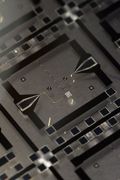 Superconducting Electronic Circuit Controllably Pumps Microwave Photons