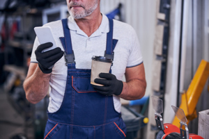How To Enhance The Digital Workplace Of A Field Service Technician Field Technician With Mobile Phone App