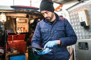 GettyImages-621981186 maintenance technician with tablet