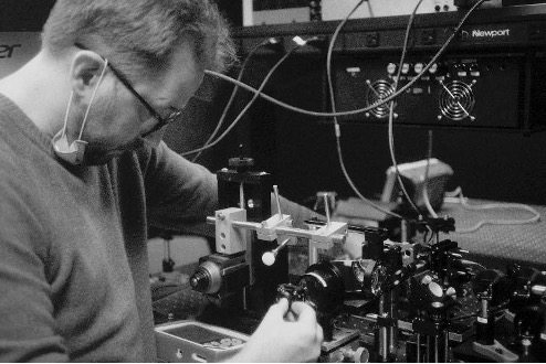 Black and white image of first author Kari Vienola with the velocity-based optoretinography optical setup.