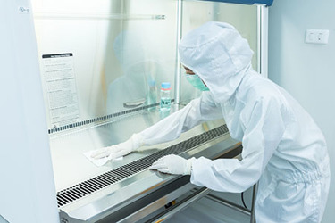 Cleanroom cleaning GettyImages-1173376974