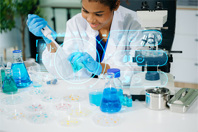 GettyImages-2257501711-lab-data-scientist-operations
