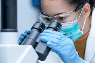 GettyImages-1494348346-microscope-lab