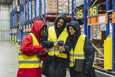 Logistics workers scanning inventory-GettyImages-2253164630 Logistics workers scanning inventory-GettyImages-2253164630