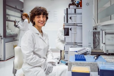GettyImages-2215842266-scientist-laboratory-cell-lab-manufacturing GettyImages-2215842266-scientist-laboratory-cell-lab-manufacturing