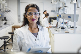 Bispecific Antibodies Unleashed Scientists in lab-GettyImages-1441665026