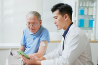 GettyImages-1964958878 glucose monitor wearables patient doctor