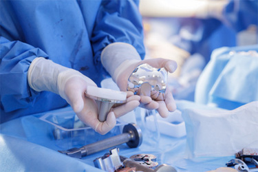 GettyImages-2234372716-surgical-implant-knee