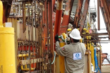 InterMoor worker gets a riser ready for disconnection
