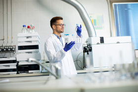 GettyImages-1309780330-HPLC-lab-scientist-chromatography