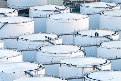 Comparing Free-Space And Guided Wave Radar For Challenging Chemical Environments GettyImages-2155210770_450_300