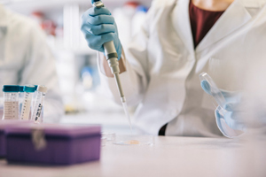 Single-Use Solutions: Cell Growth GettyImages-1327977866-cell-culture-sample-laboratory