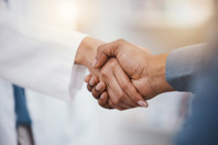 GettyImages-1511464706-handshake-doctor