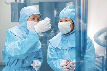 GettyImages-586165998-scientists-inspecting-contamination