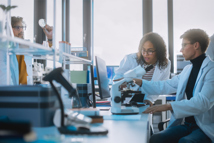 GettyImages-1346675522-lab-team-microscope-computer-collaboration