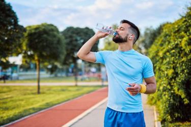 GettyImages-2205433631 athlete drinking water