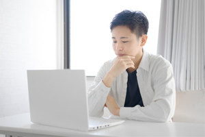 GettyImages-1923661781-asian-japanese-laptop-business
