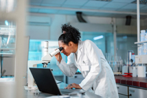 GettyImages-1401699330-microscope-lab-research-computer