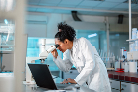 Strategies For Developing And Manufacturing Highly Potent Compounds GettyImages-1401699330-microscope-lab-research-computer