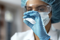 GettyImages-950594528-scientist-observing-white-pill