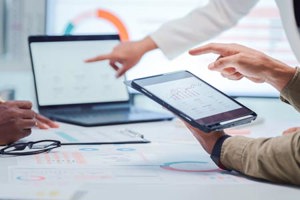 GettyImages-2167387195-computer-graphs-hand-team-digital