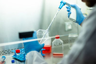 Multicolor Immunophenotyping Of Human Tumor Cells GettyImages-1459424582-laboratory-scientist-pipette-gloves-analysis-beaker