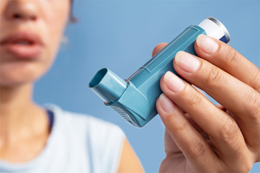 GettyImages-1762594149-woman-holding-inhaler GettyImages-1762594149-woman-holding-inhaler