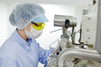 GettyImages-185328149-worker-pharma-equipment-servicing