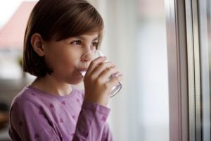 GettyImages-2212458844 child drinking tap water