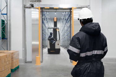 staff worker in warehouse-GettyImages-1337381196 staff worker in warehouse-GettyImages-1337381196