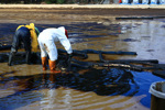 Oil spill clean up-GettyImages-1369921282