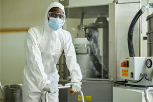 GettyImages-1572385044-cleanroom-cart-transport-trolley-handling