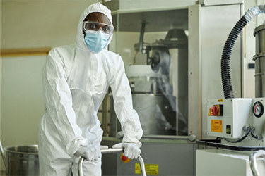 GettyImages-1572385044-cleanroom-cart-transport-trolley-handling