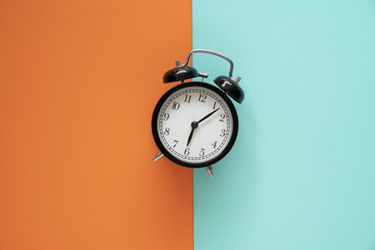 retro alarm clock-GettyImages-1161898895 retro alarm clock-GettyImages-1161898895