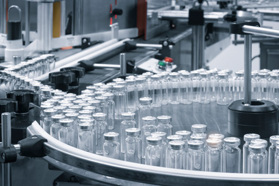 Handle Your Drug Product With The Highest Quality And Safety GettyImages-1444551560-filling-aseptic-fill-finish-line