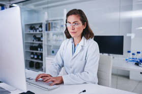 How To Apply Quality By Design Principles To Cell And Gene Therapy Release Testing GettyImages-1297393276 Scientist using computer in lab