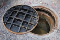 GettyImages-116849702 open manhole