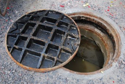 GettyImages-116849702 open manhole