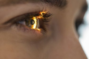 Light beam shining in eye, eye exam-GettyImages-1398519163 Light beam shining in eye, eye exam-GettyImages-1398519163