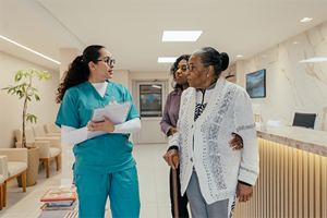 Grandmother-and-adult-granddaughter-speak-with-HCP-in-clinic-2-(high-res)-(1)