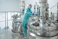 GettyImages-941351234-Pharmaceutical_Factory_Worker_Manufacturing_Production_Sterile