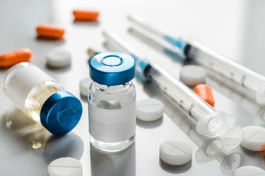 Syringes-injectables=tablets-GettyImages-1353657651