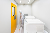 Cleanroom Mopping GettyImages-1177041874