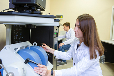 GettyImages-1076775170-scientist-uses-EPR-Spectroscope-spectroscopy GettyImages-1076775170-scientist-uses-EPR-Spectroscope-spectroscopy