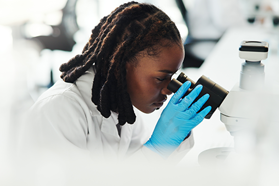 GettyImages-2213035533 microscope, lab