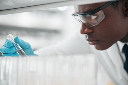 Comparing Microfluidic Mixing With A Turbulent Jet Approach For Lipid Nanoparticles GettyImages-1695276785 lab, vial, research