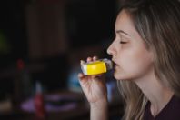 GettyImages-1266602356-Powder Inhaler Patient