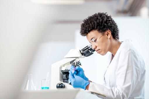 GettyImages-1182436133 scientist, lab, research, oncology