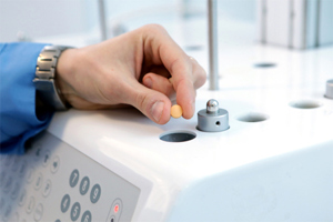 GettyImages-884796056-solubility-test-pill