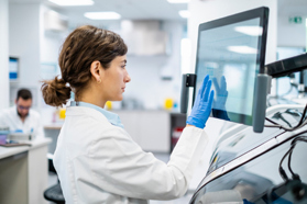 Quantitative Measurement Solutions For Flow Cytometry GettyImages-2174865907 workflow, lab, cell therapy
